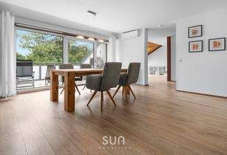 Lichtdurchflutetes Wohnzimmer 