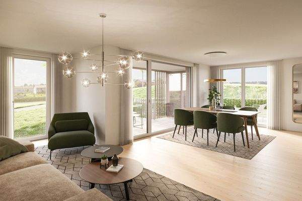 Modernes Wohn- und Esszimmer mit beigefarbenem Sofa, grünen Sesseln und Esstisch, hellem Holzboden und Zugang zur Terrasse mit Blick ins Grüne.