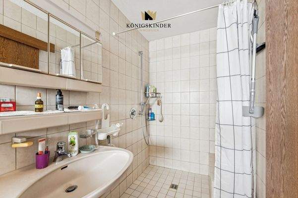 Badezimmer mit ebenerdiger Dusche