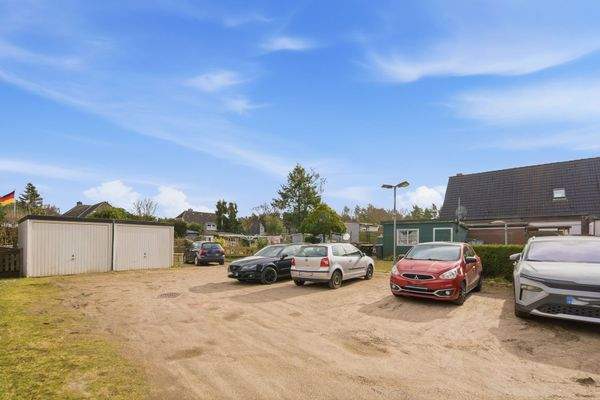 Große Parkfläche mit Garagen und Gärten