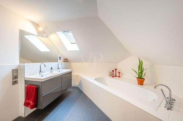 Bad mit Dusche und Badewanne obere Ebene