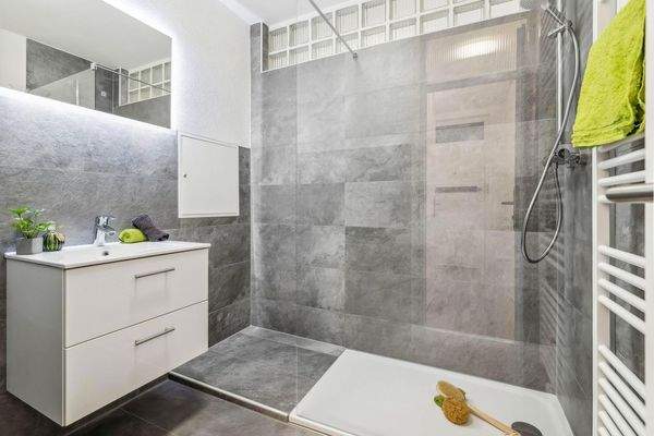 Bad mit großer Dusche