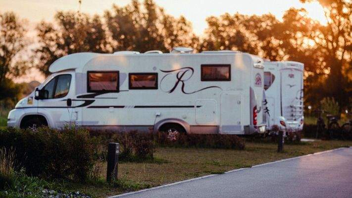 Resortanlage mit großzügigen Stellplätzen und viel Natur