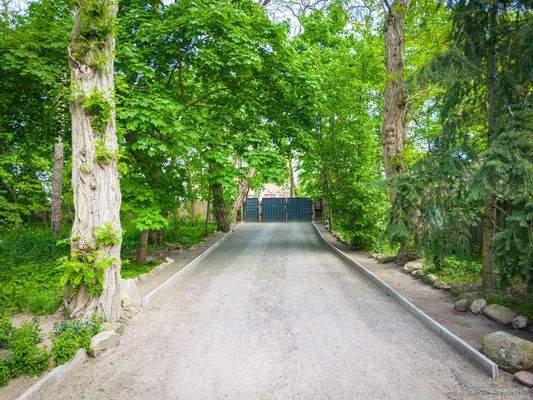 Zufahrt zu beiden Objekten