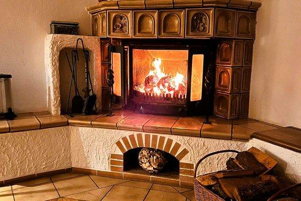 Entspannte Stunden vor dem Kamin