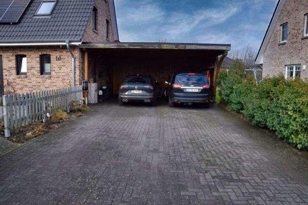 Breite Auffahrt zum Doppelcarport
