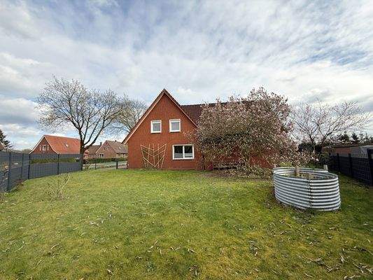 seitliche Ansicht mit Naschgarten