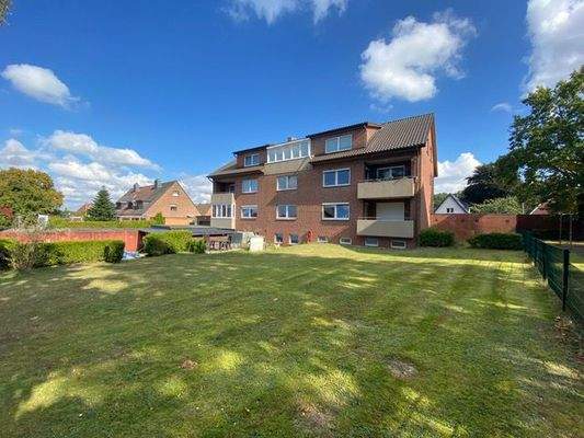 Gepflegter Garten mit Blick auf das MFH in Südausrichtung