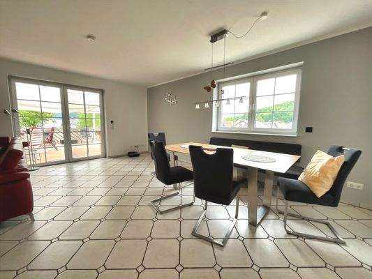 Wohn- und Esszimmer mit Terrassenzugang