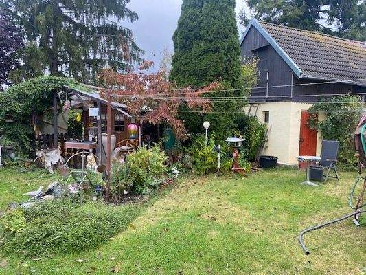 Garten mit massiven Gartenhaus.jpeg