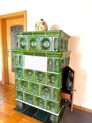 EG/OG: Kachelofen im Ess- und Wohnbereich