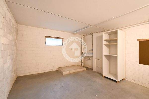 Der große Kellerraum mit Waschmaschinenanschluss