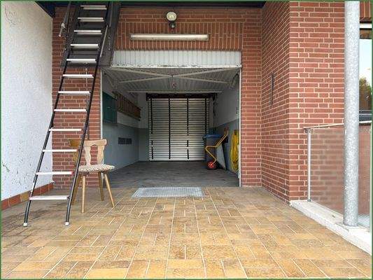 Rückseite Garage und Aufstieg Dachboden