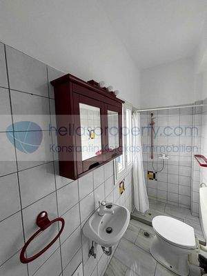 56. BATHROOM 2ND FLOOR