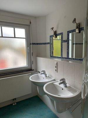 Elternbad mit Dusche und Badewanne