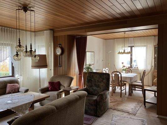 EG: Wohnzimmer - Blick Richtung Esszimmer