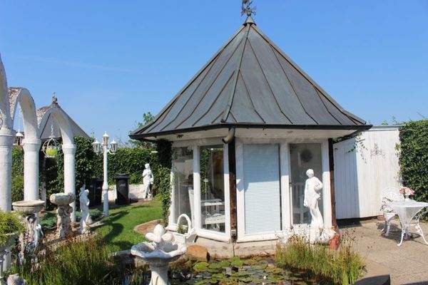 Pavillon u. Gartenteich