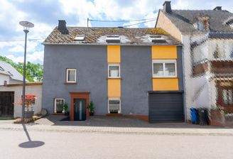 Wohnhaus mit markanter Fassade und direktem Garagenzugang