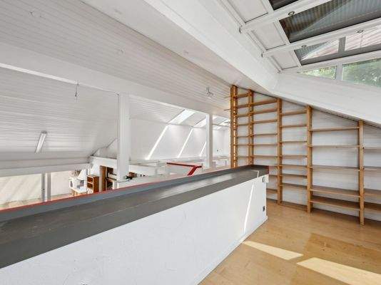 DG Galerie mit Glasgaube