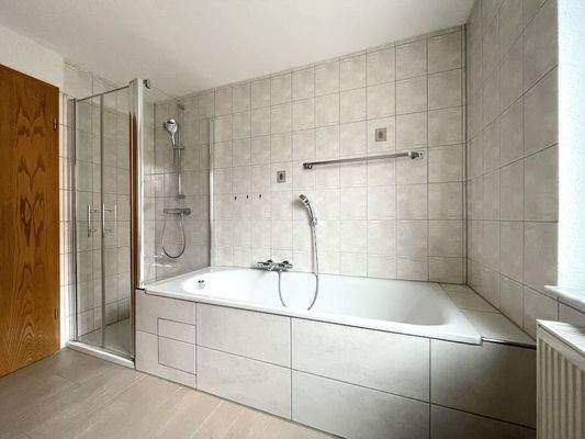 EG - Dusche und Wanne