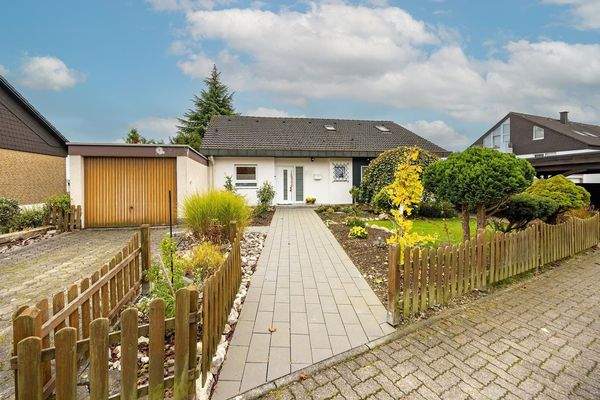 Außenansicht, Straßenseite mit Garage links, Doppel-Carport rechts