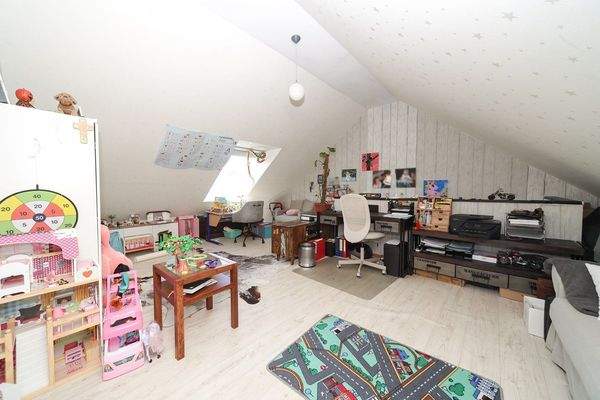 Zimmer im Spitzboden OG