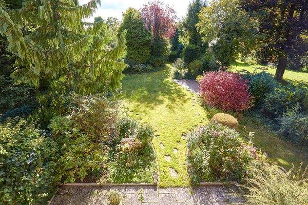 Blick über das weitläufige Grundstück