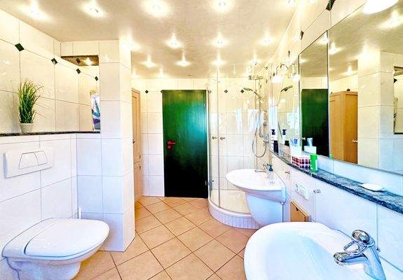 Dusche und Badewanne