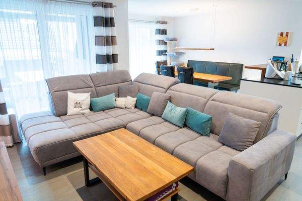 Wohnzimmer mit Blick auf Essbereich