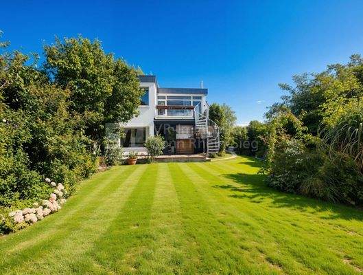 Rückansicht vom Garten aufs Haus  - (KI BEARBEITET)