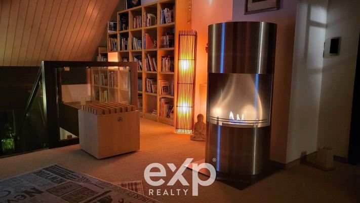 Sitzecke mit Kamin im Obergeschoss