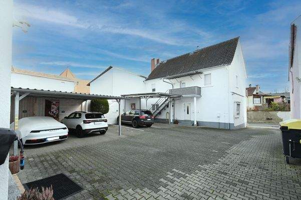 Hof mit fünf KFZ-Stellpätzen