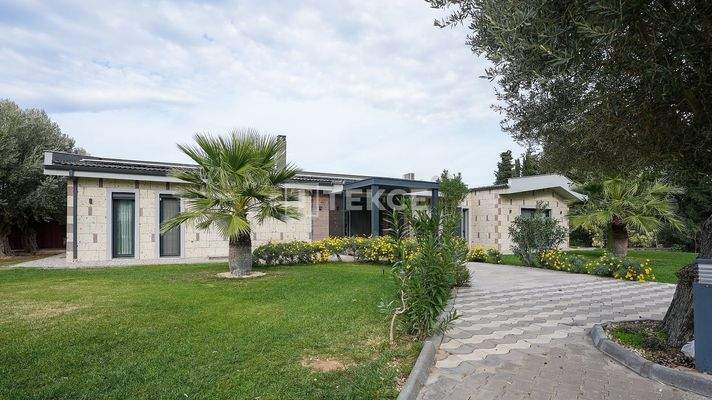 Villa with Pool on Large Plot Near the Coast in İzmir Güzelbahçe