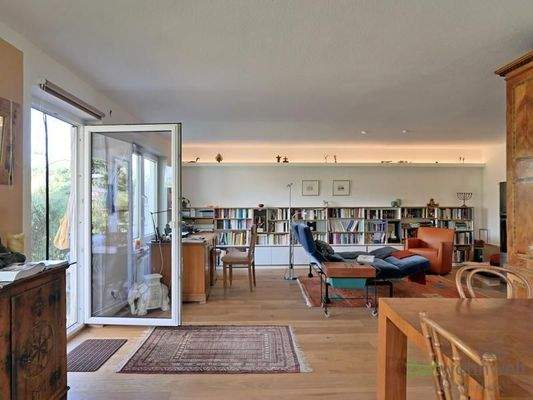 Blick zur riesigen Bücherwand