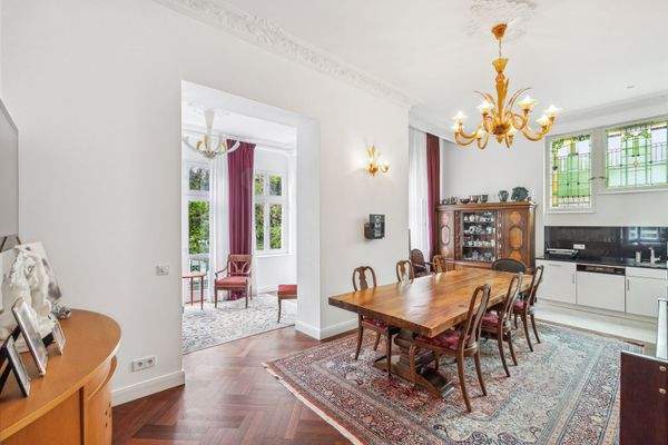 Essbereich mit Blick zum Wintergarten