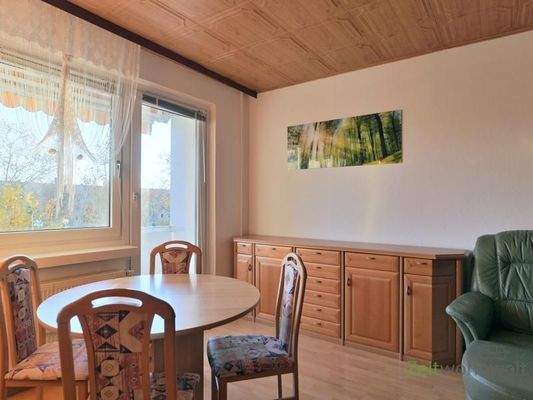 Estisch vor dem Balkon