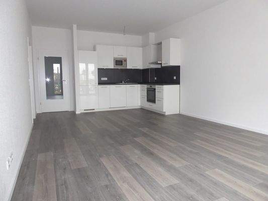 Wohnzimmer mit offener Küche