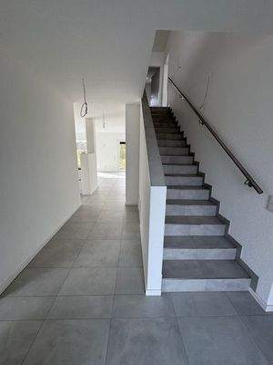  Hauseingangsbereich mit Treppanhaus zum OG