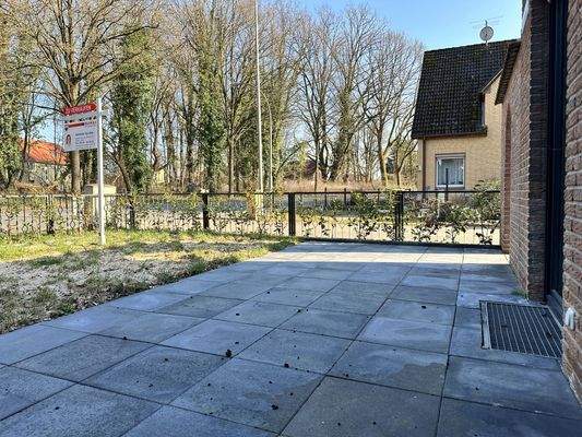  Terrasse vor dem Haus (Morgensonne)