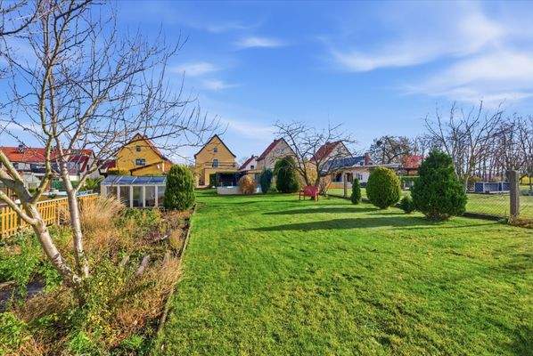 Großes Grundstück mit angenehmer Nachbarschaft