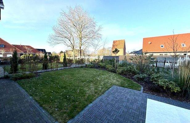 Garten mit großer Terrasse