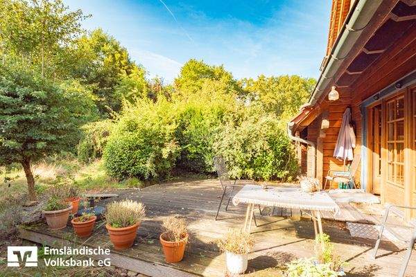 Blick auf Terrasse u. Garten