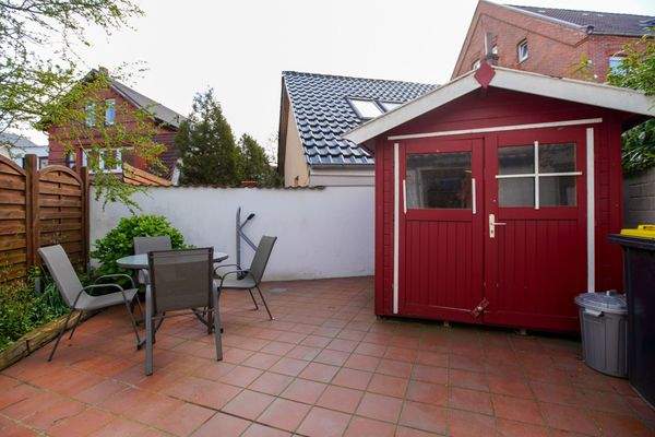 Terrasse mit Abstellschuppen  hinter dem Haus