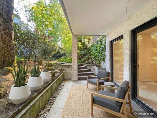 [KI-optimiertes Foto] Eine überdachte Terrasse zu der unteren Ebene des Hauses