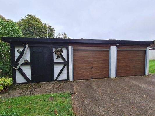 Das Garagengebäude mit angrenzendem Geräteschuppen