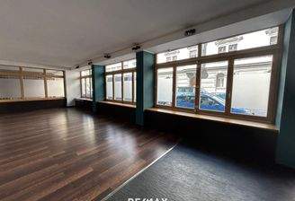 Straßenseitige Geschäftsfläche mit Schaufenstern