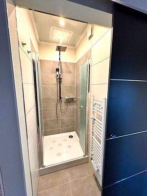 Dusche mit flachem Einstieg.jpg