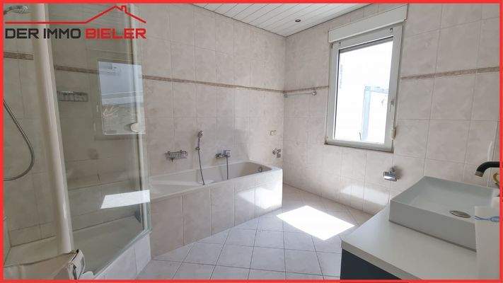 Bad mit wanne und Dusche