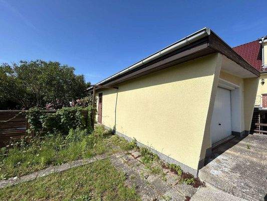 Garage mit hinterverlagerten Abstellraum