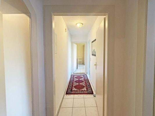 langer Flur zum Vollbad und Schlafzimmer 2